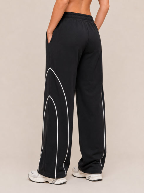 AeroArc Wide-Leg Lightweight Joggers in Black