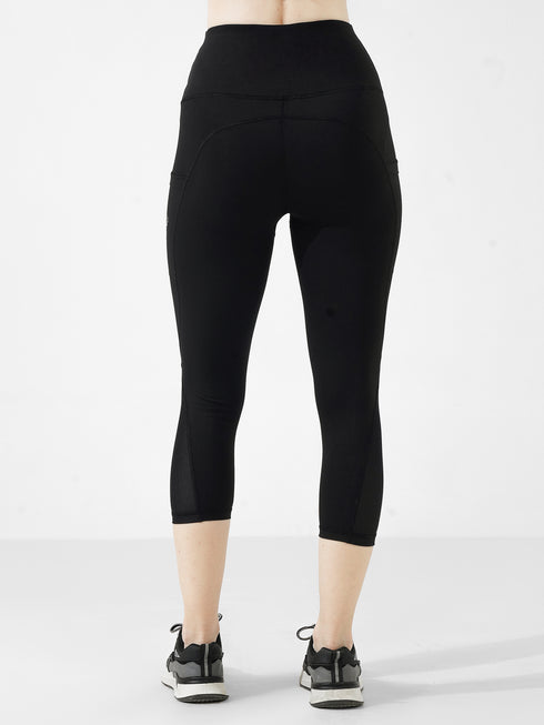 Trifecta Pocket Capri Legging in Black