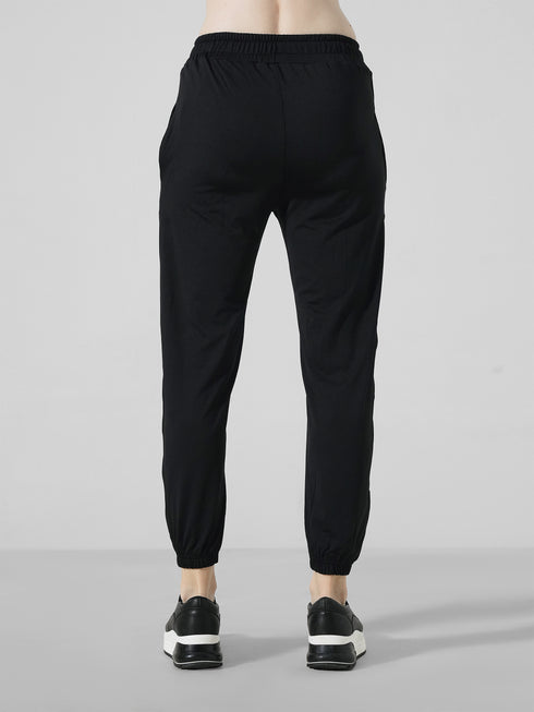 Leera Stretchable Joggers in black