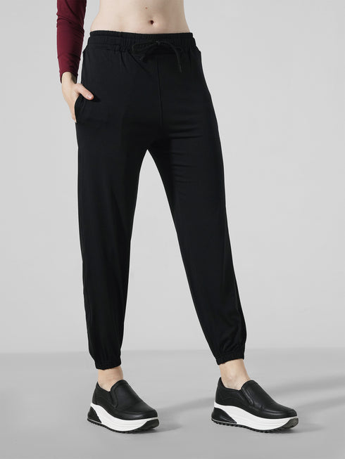 Leera Stretchable Joggers in black