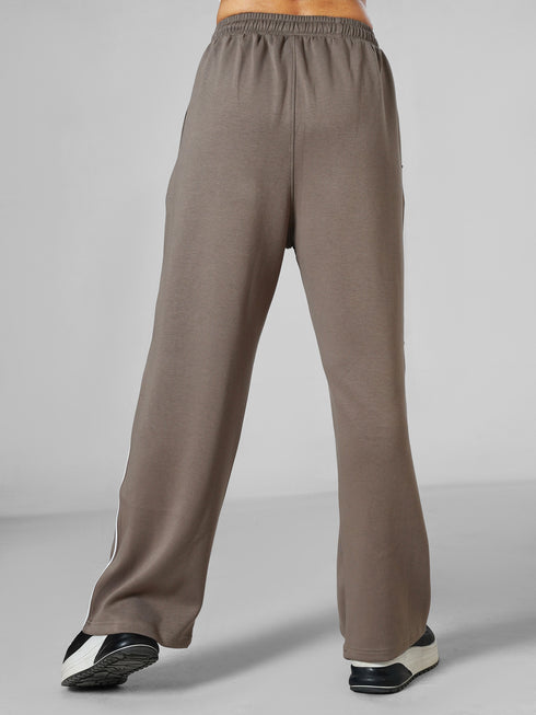 Leera Glide Joggers in Dust Brown