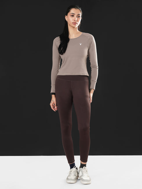 Leera Performance Fitted Tee in Dust brown