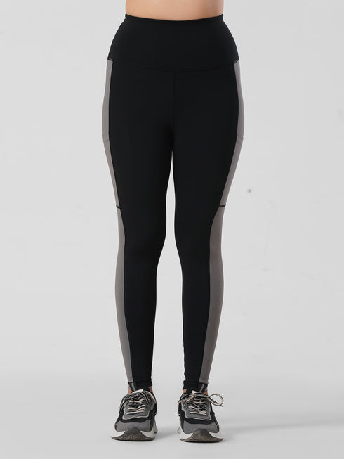 Two Pointer Legging in Black