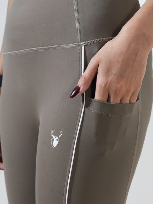 Dust Brown Motion Pocket Legging in Cloud Compression