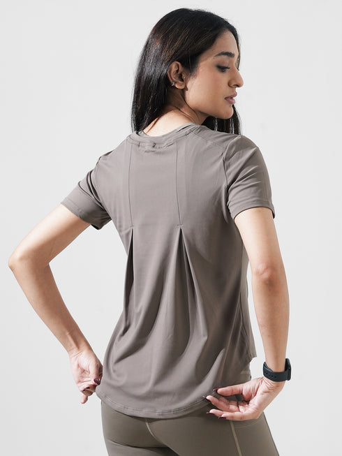 Leera Motion Pleat Performance Tee in Dust Brown