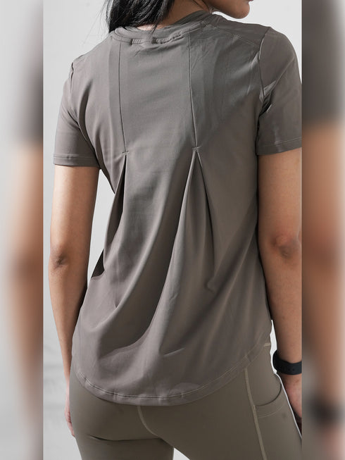 Leera Motion Pleat Performance Tee in Dust Brown