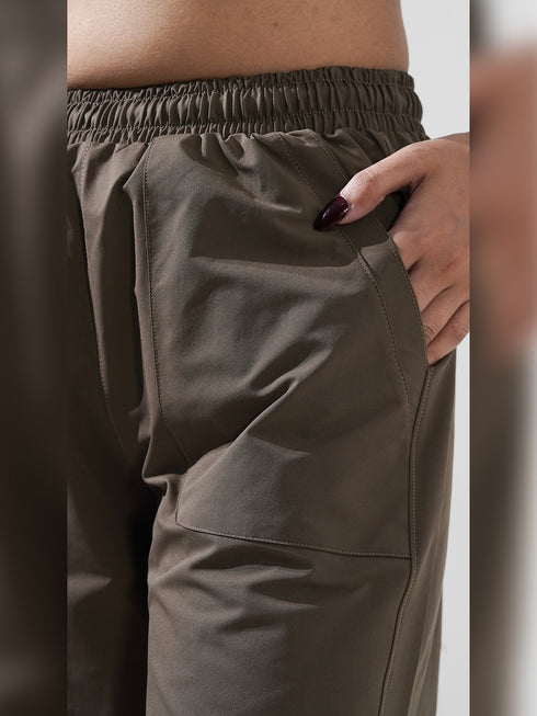 Leera Venture Jogger Pant in Khaki