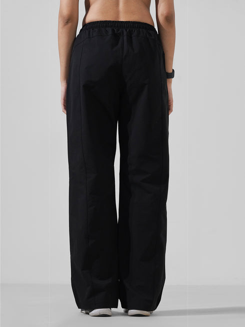 Leera Venture Jogger Pant in Black