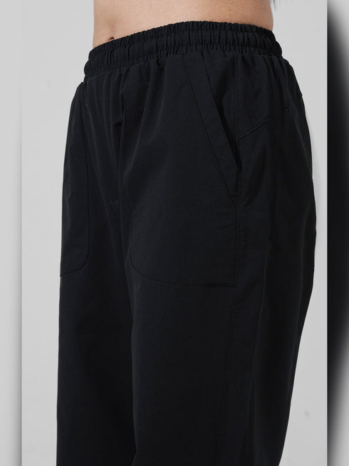 Leera Venture Jogger Pant in Black