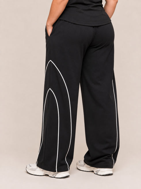 AeroArc Wide-Leg Lightweight Joggers in Black ( PLUS SIZE )